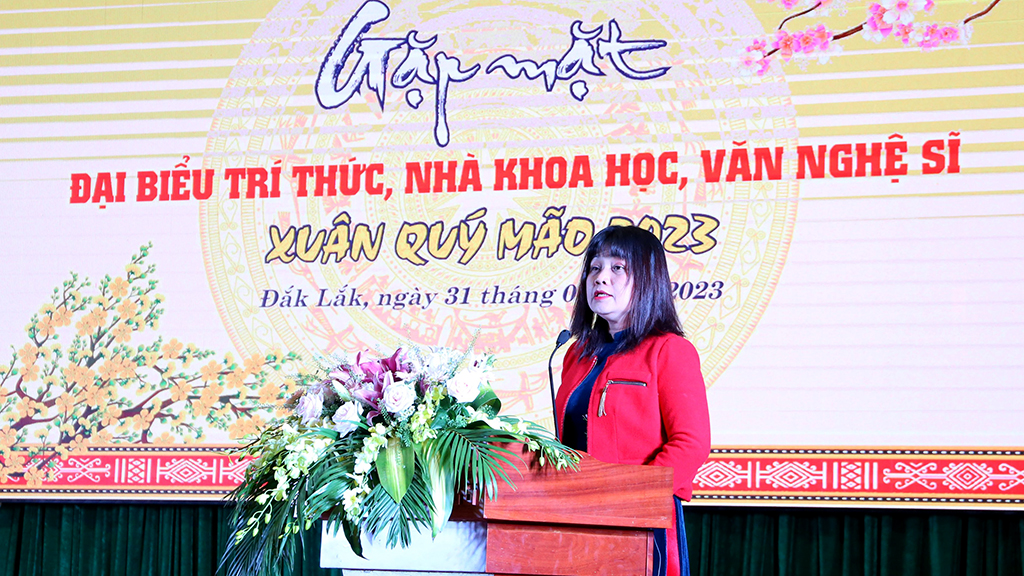Đồng chí H’ Yim Kđoh – Phó Chủ tịch UBND tỉnh phát biểu tại buổi gặp mặt.